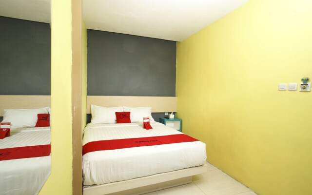 RedDoorz Plus near Tunjungan Plaza 2