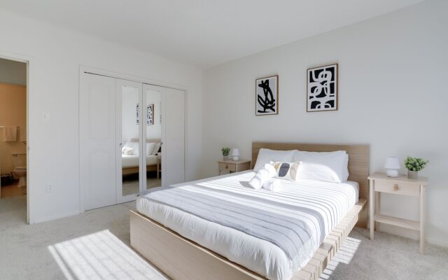 Sensational & Modern apt in Crystal City