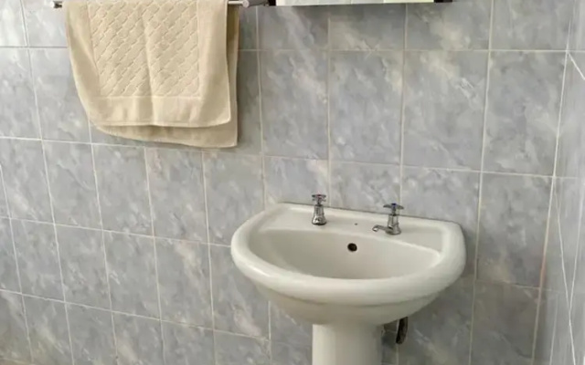 Poolside Executive Suite Near Airport - 2322