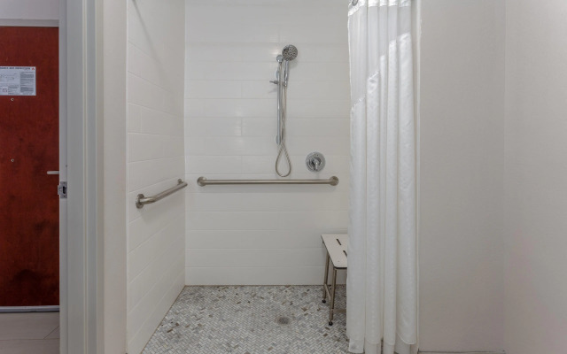 Holiday Inn Express Hotel & Suites Charlotte Arrowood by IHG