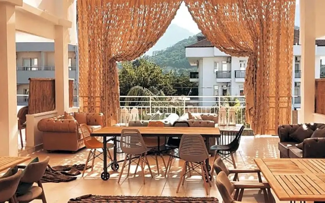 Esquire Hotel & Lounge