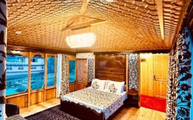 New Zenith Group of Houseboats