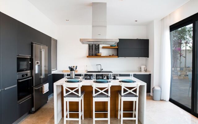 Important Group Villa Hills