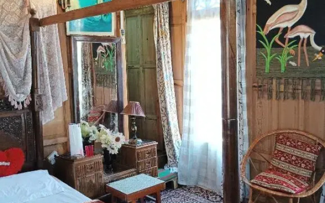 New minar group of houseboats