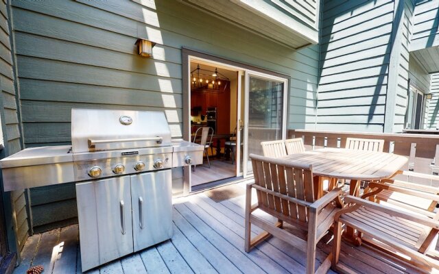 Timbers 6 Updated and Pet-Friendly, Private Jacuzzi, Private Garage by RedAwning