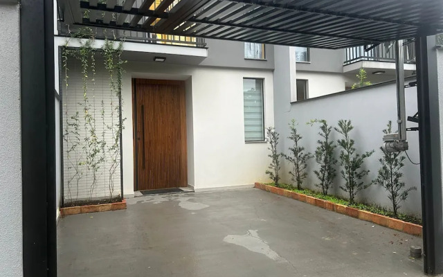 Geminado Casa 4 Alto Padrão 3 Quartos