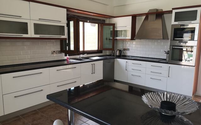 Stunning Private Villa - Beautiful Gardens & Pool
