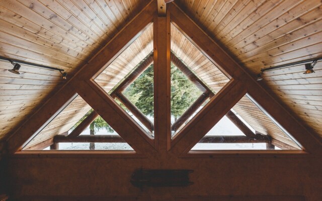 Serenity Pines Lodge in Shugart Flats