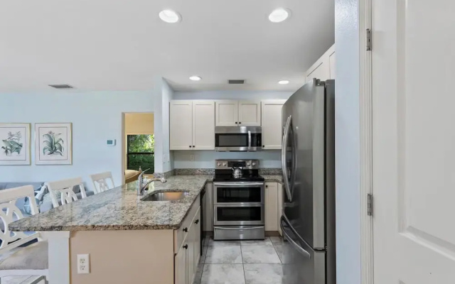 Le Monaco - Romantic 1 BR Condo Steps from 5th Ave S. Chic Coastal Retreat with King Bed and Beach Access. Perfect Location for Couples Near Dining, Shopping, and Naples Beach