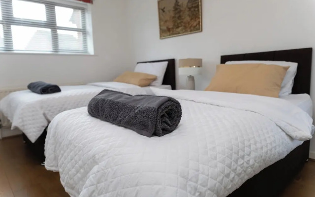 Milton Keynes Retreat - 4 Bedroom Luxury House