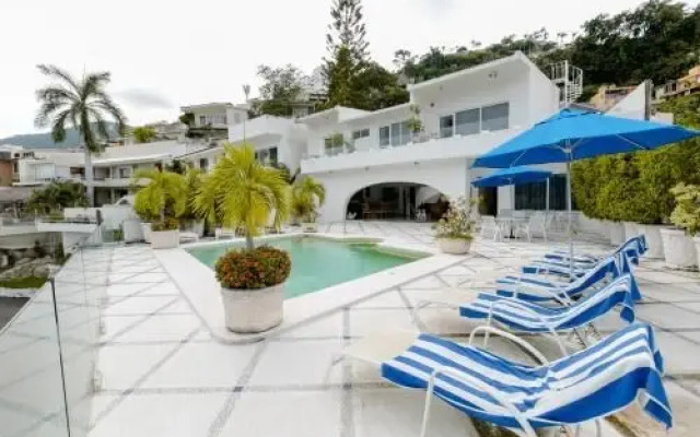 7BR EXCLUSIVA casa en Las Brisas con ALBERCA