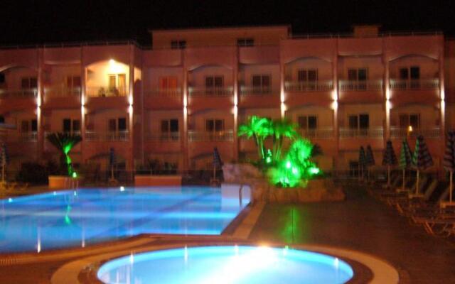 Royal Rose Studios & Apartments