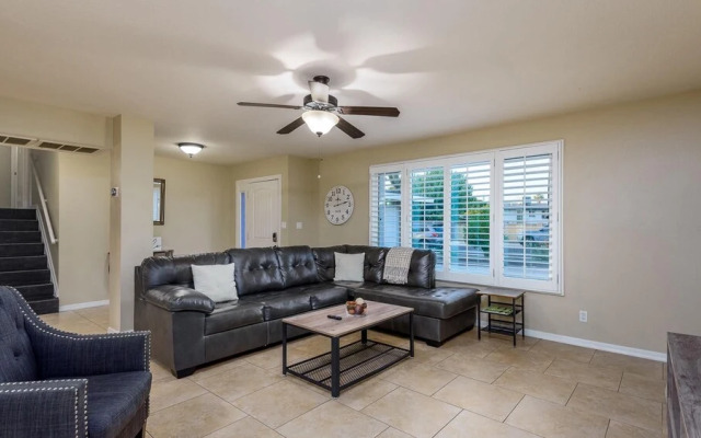 New Spacious Updated 5 Bedroom Home Pool