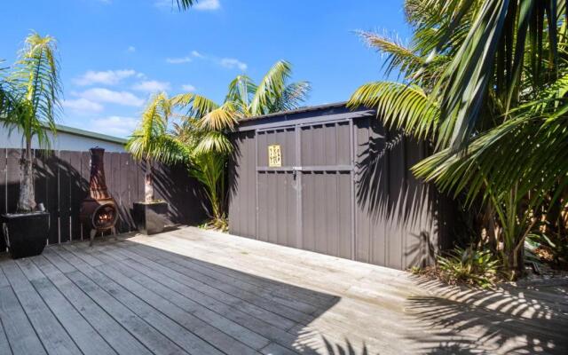 Gibson's Garage - Waihi Beach Holiday Home