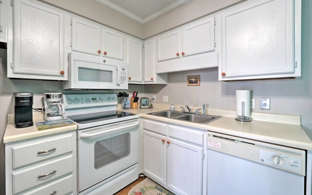 Condo w/ Balcony & Pool: Walk to 2 Beach Accesses!