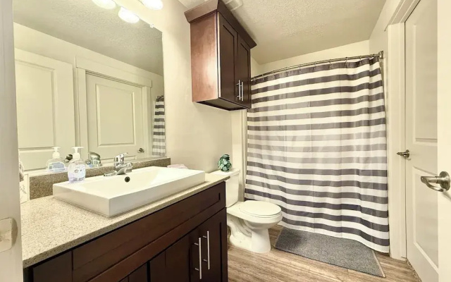 Spacious 2-Bedroom Urban Oasis