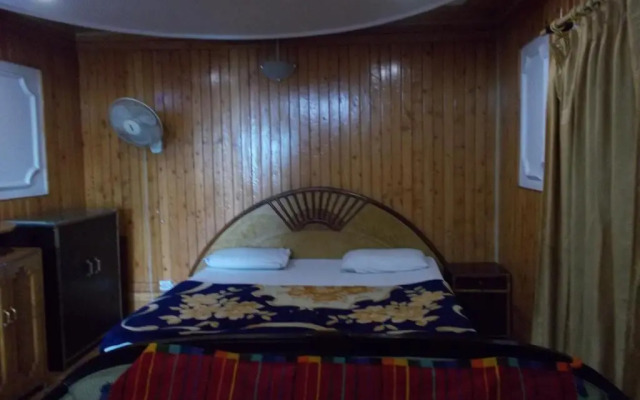Mall road Stay with In-house restaurant