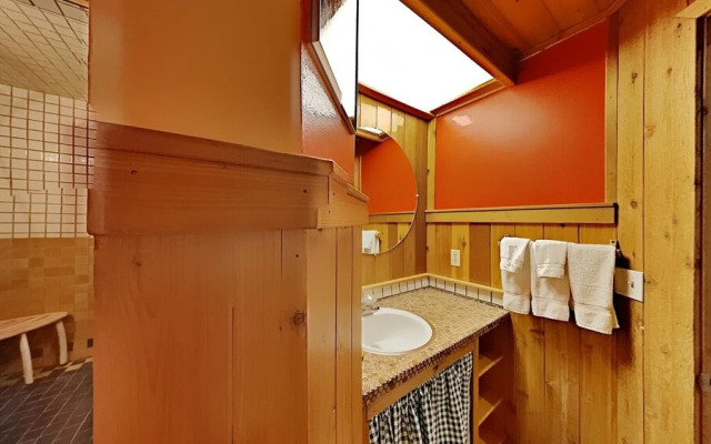 Slopeside 2 Bedroom Condo with 3 Spas! Easy Access to Recreation! by RedAwning