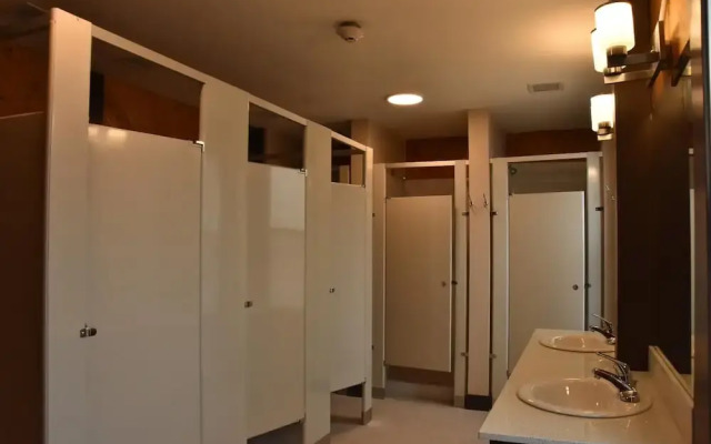 Party Hostel- Canmore Hotel Hostel