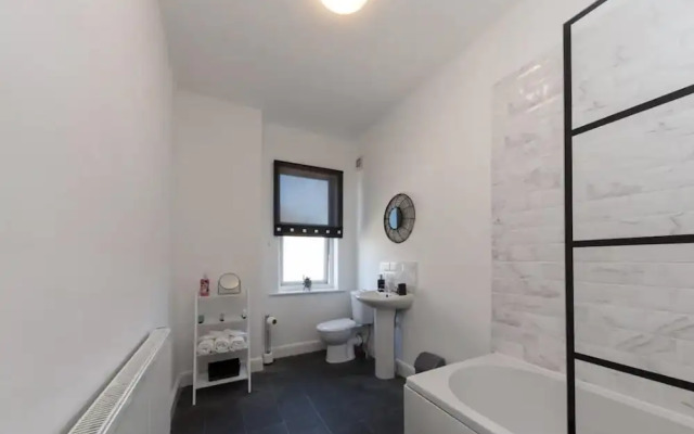 Impeccable 2-bed House in Stoke-on-trent