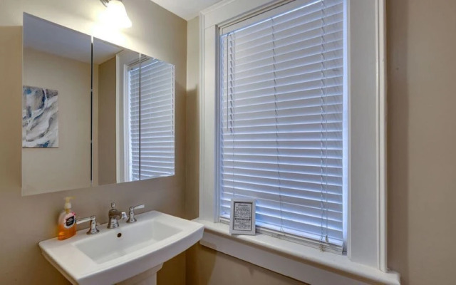 4 BR Beauty blocks from the River