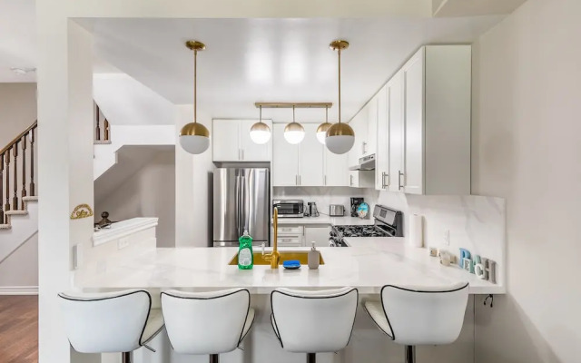 GLOBALSTAY. Modern Lake Ontario Townhomes