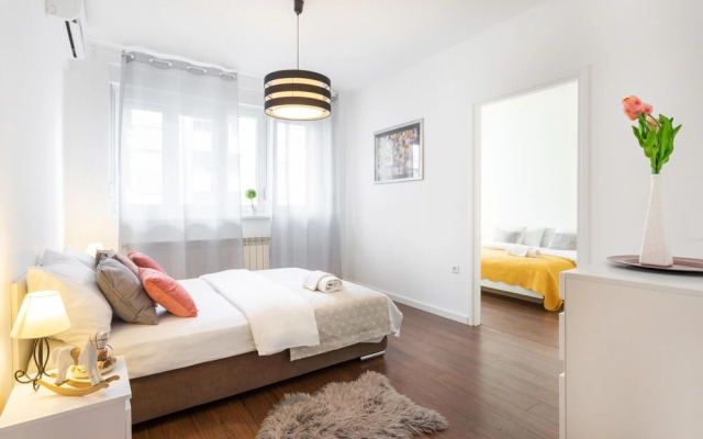 Sunny 2bdr Apartment With a Balcony