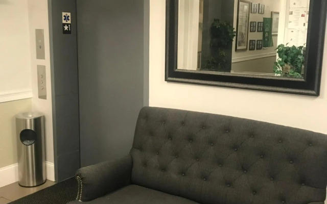 Crescent Suites Hotel
