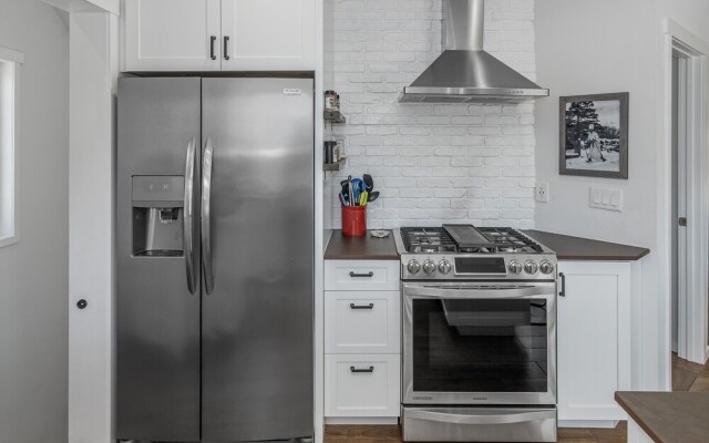 Berg Haus 1 Bedroom Home by NW Comfy Cabins by RedAwning