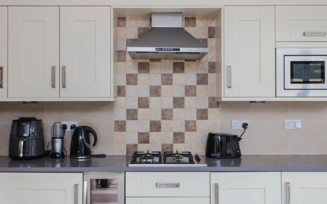 Luxury 2 Bedroom Apartment With Large Garden & gym