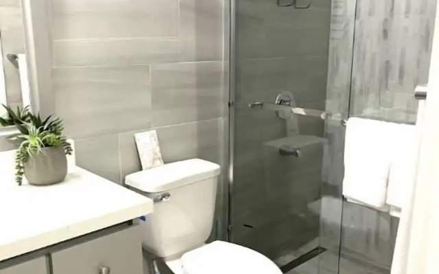 Modern Luxury 1BR Condo in Kingston