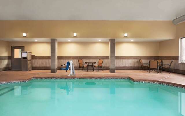 La Quinta Inn & Suites by Wyndham Lackawanna