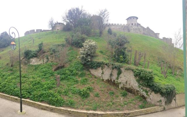 Trois Gîtes au Pied de la Cité