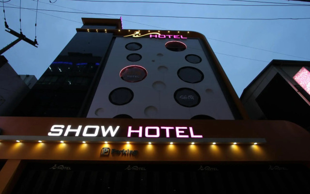 Show Hotel