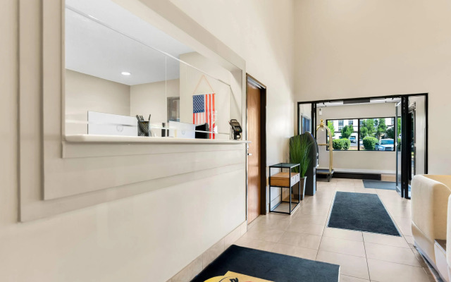 Super 8 by Wyndham Elgin