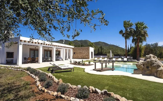 Spacious Villa With Games Area