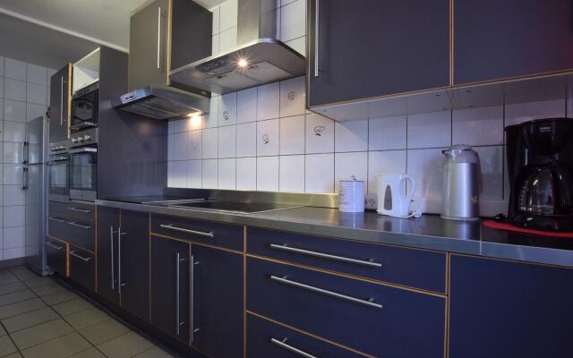 Pleasant Holiday Home with Sauna and Jacuzzi in Courtil