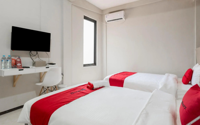 RedDoorz near Grand City Mall 2