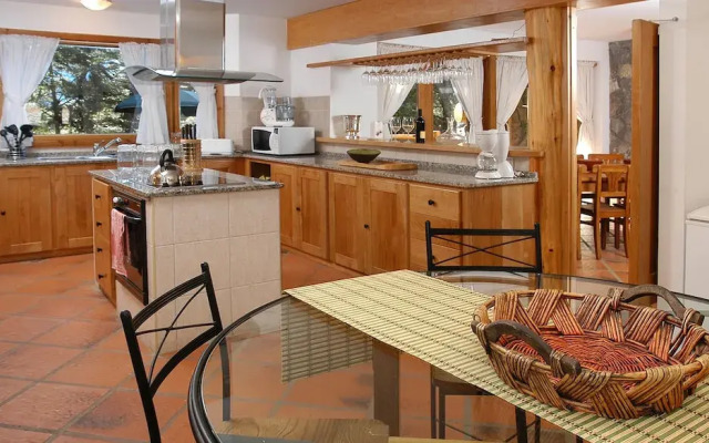 Amazing 4 Bedroom Chalet Villa Traful VT1 by Apartments Bariloche