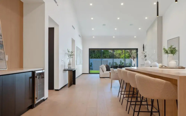 Noble Modern - Urban Sanctuary in Sherman Oaks With Poolside and Patio