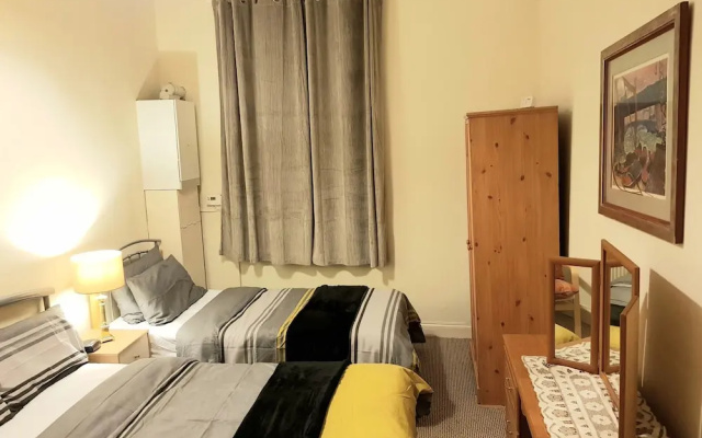 2 Bed Flat - Sleeps 4 - Parking - Wifi