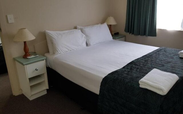 Earls Court Motel & Apartments