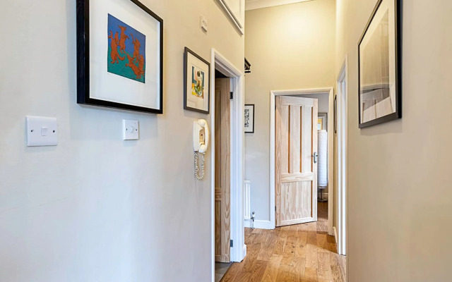 Beautiful Two Bedroom Abode Near Victoria