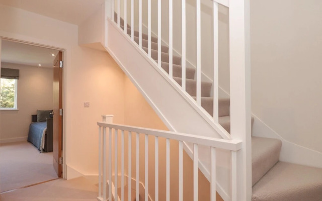 4 Court Terrace, Hillfield Village