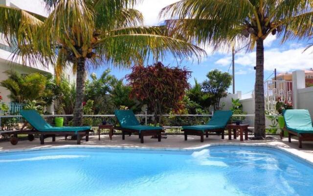 3 bedrooms appartement at Grand Baie 300 m away from the beach with shared pool enclosed garden and wifi