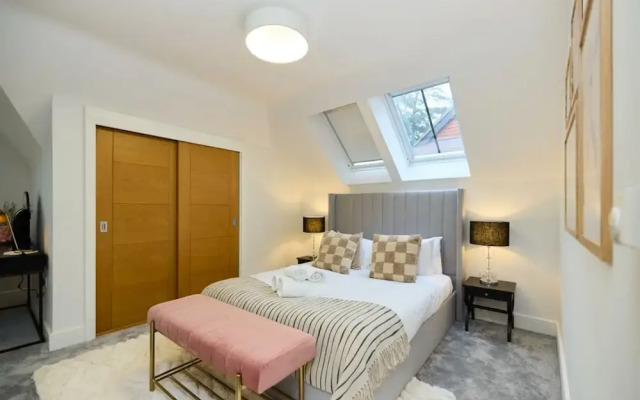 The Ascot Escape - Stylish 4bdr With Courtyard