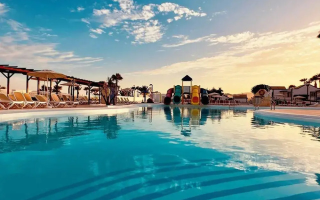 Caleta de Fuste Apartment- Sleeps4- Pool- Garden