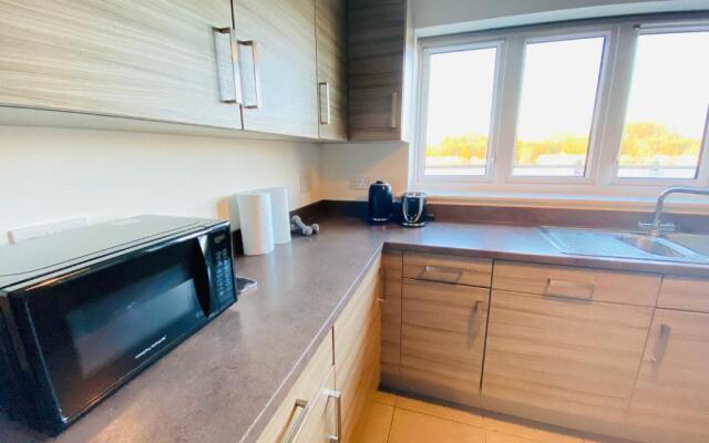 Modern 4-bed house with picturesque lakeside view