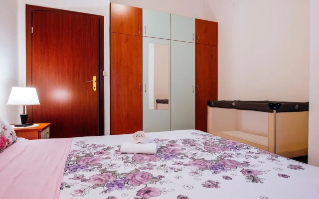 Holiday Home in Jasenice With Garden