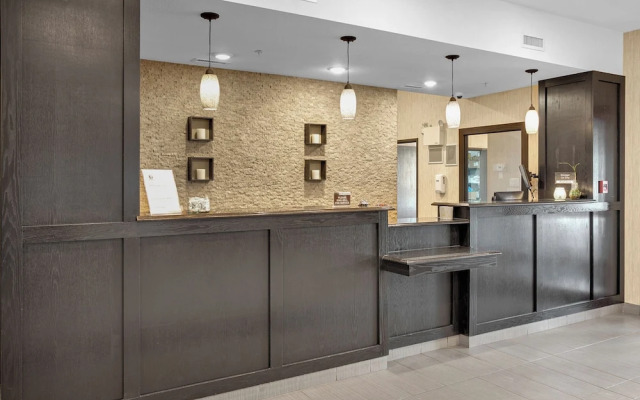 Duvernay Inn & Suites